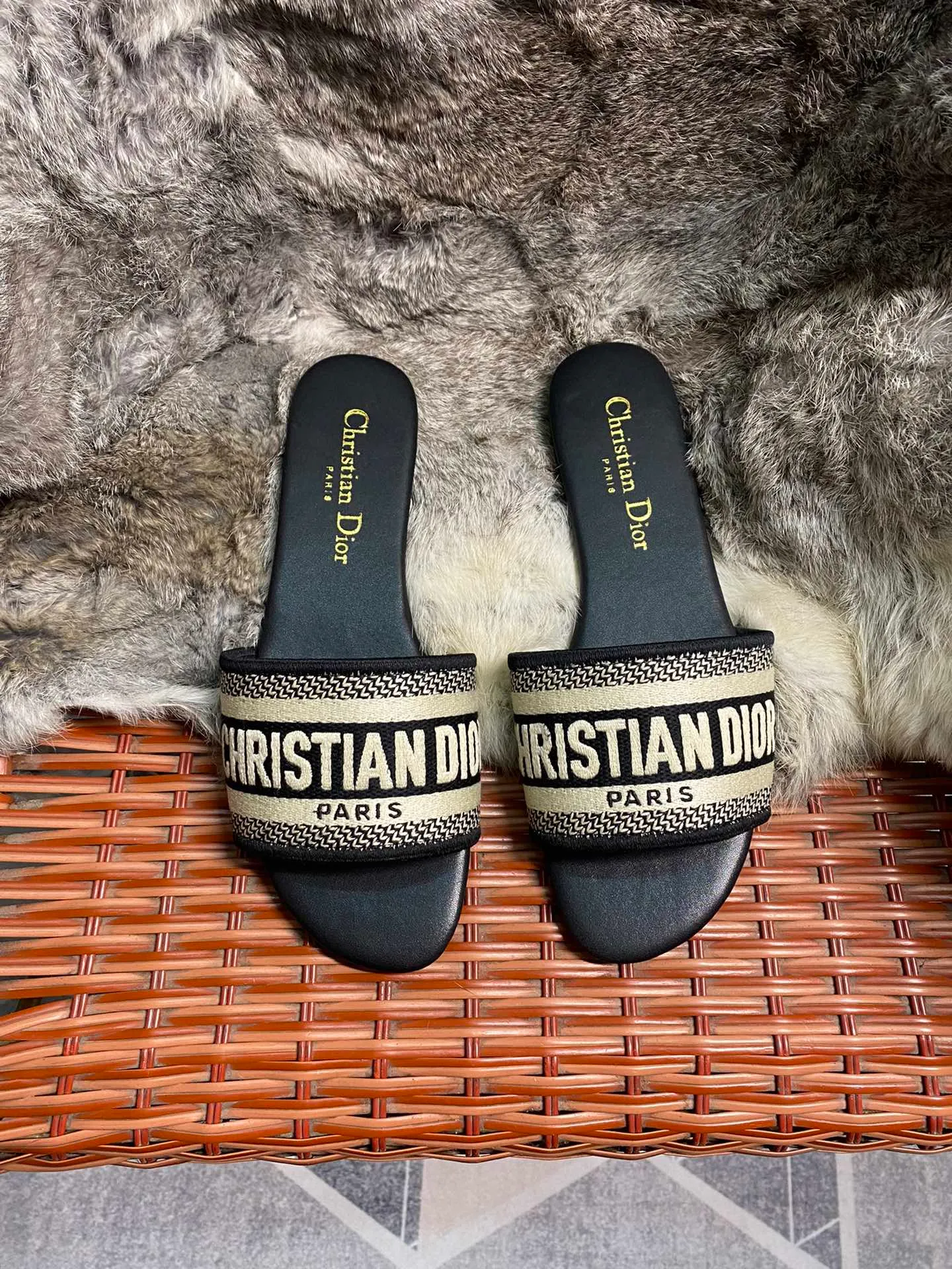 👟👟Ex-factory price 360👟👟 Women's shoes Women's clothing Women's shoes Women's clothing Dior Dior's West Coast Hawaiian style, Logo woven canvas slippers®️Classic and high-quality glamorous masterpieces The most popular spring and summer series in the counter, both elegant and fashionable, classic and durable design style 😌The effect on the feet is particularly beautiful〰️ ⚠️ • Upper: original customized canvas computer embroidered Logo •Inner lining/foot pads: Original custom-made sheepskin lining and sheepskin pads •Size: 35-43
